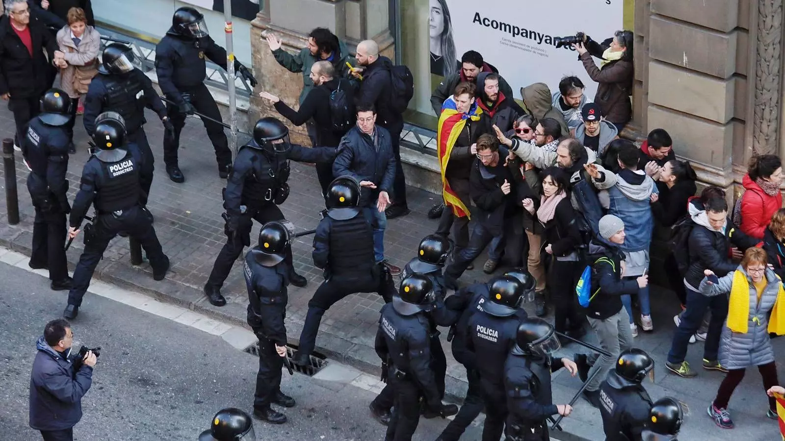 Càrrega policial a la manifestació contra la presència de Felip VI