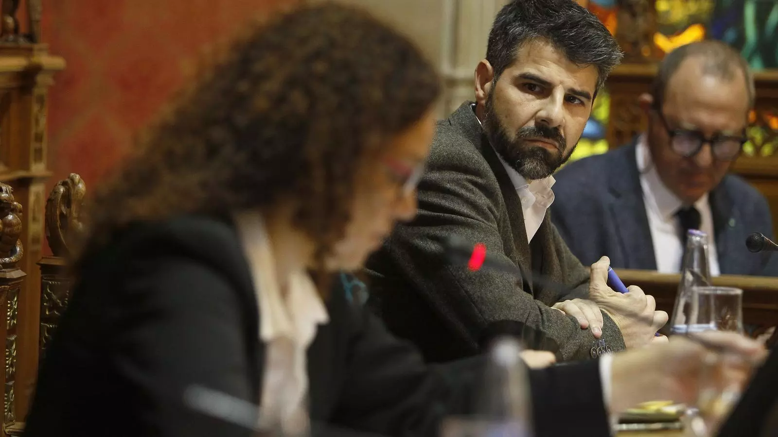 El president de l'Institut Mallorquí d'Afers Socials, Javier de Juan, mirant la presidenta del Consell de Mallorca, Catalina Cladera, al ple extraordinari sobre la prostitució de menors tutelats