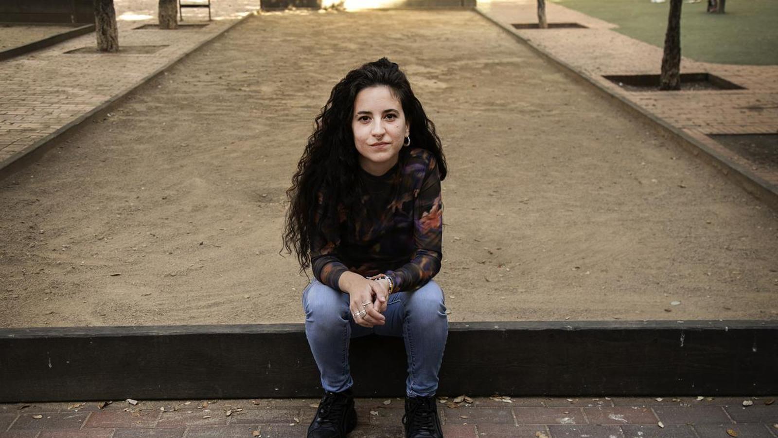 Júlia de Paz, directora de la película 'La buena hija' fotografiada en el barrio del Raval, en Barcelona.