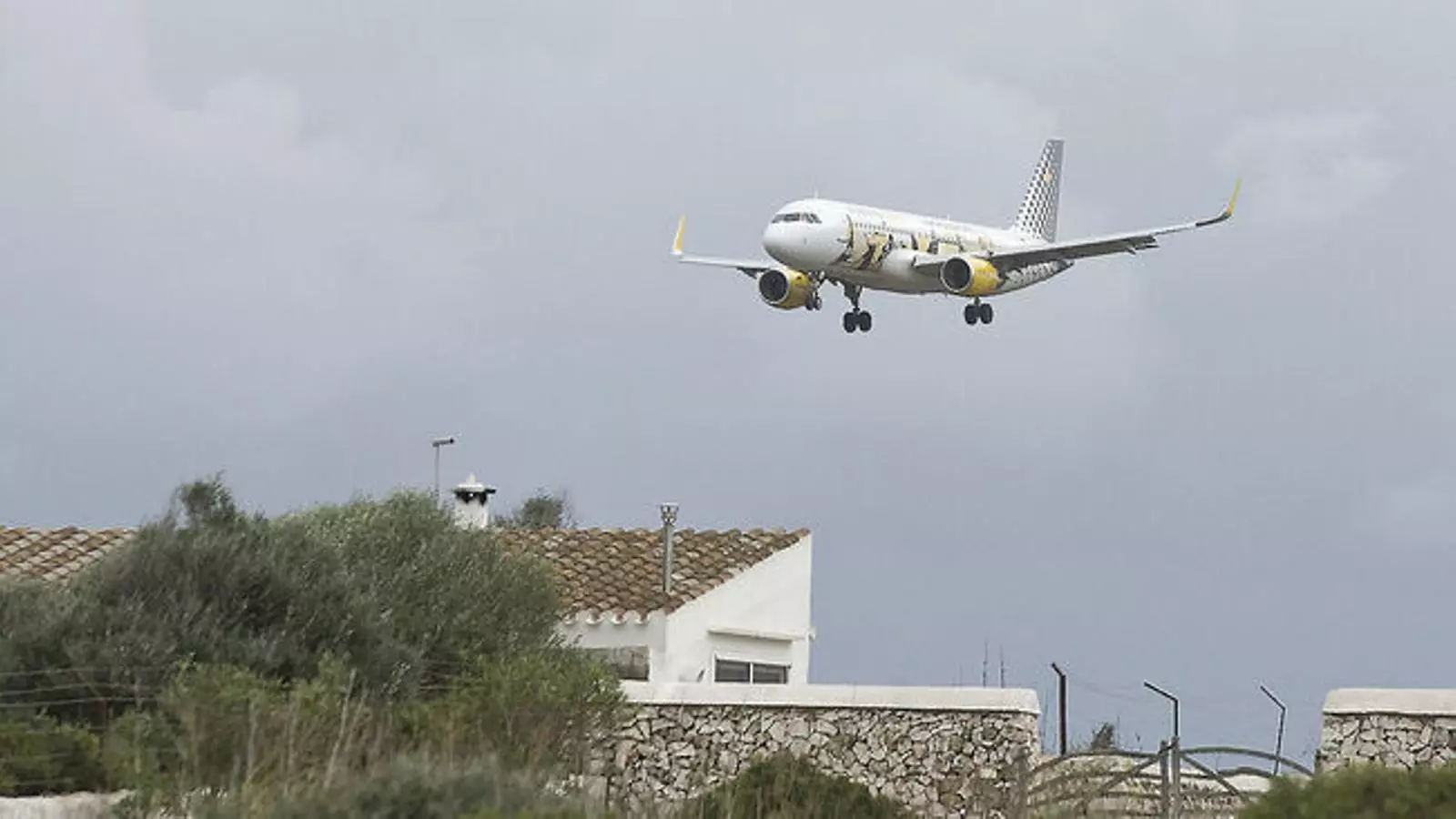 Un avió a punt d'aterrar.