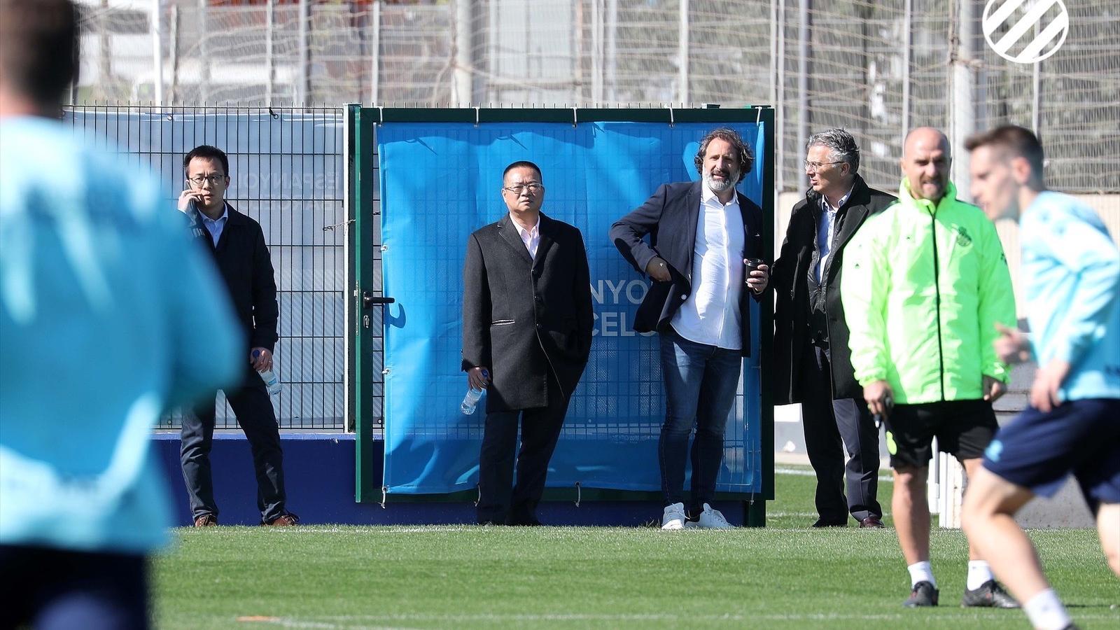 Chen Yansheng segueix l'entrenament de l'Espanyol amb Mao Ye, Rufete i José María Duran Farré