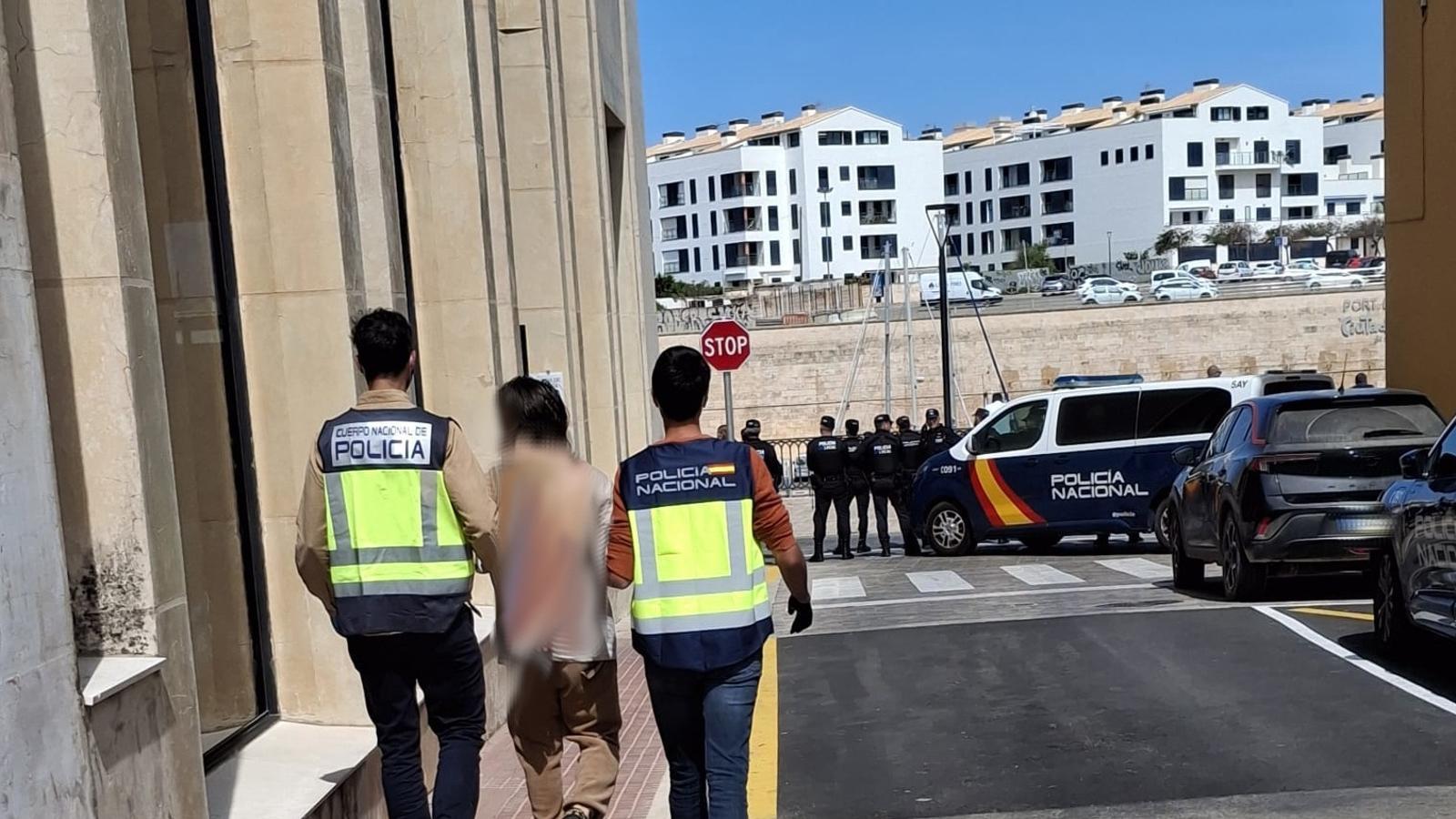 Einer der von den Beamten geführten Festgenommenen