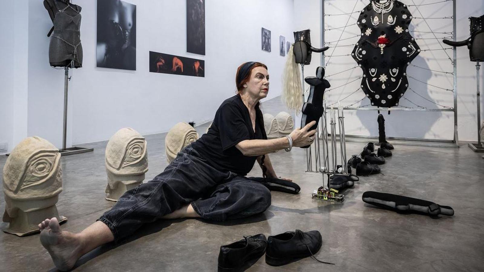 Mariaelena Roqué fotografiada en su exposición en la galería Rocío Santa Cruz