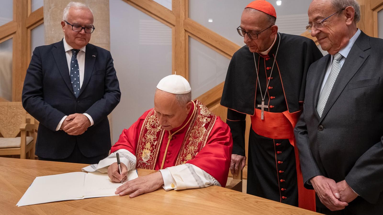 From left to right: José Alberto Marín, dean of the Notarial College of Catalonia; His Holiness Pope Leo XIV; the archbishop of Barcelona, Joan Josep Omella i Esteve Camps, delegate president of the Construction Board of the Sagrada Familia Temple.