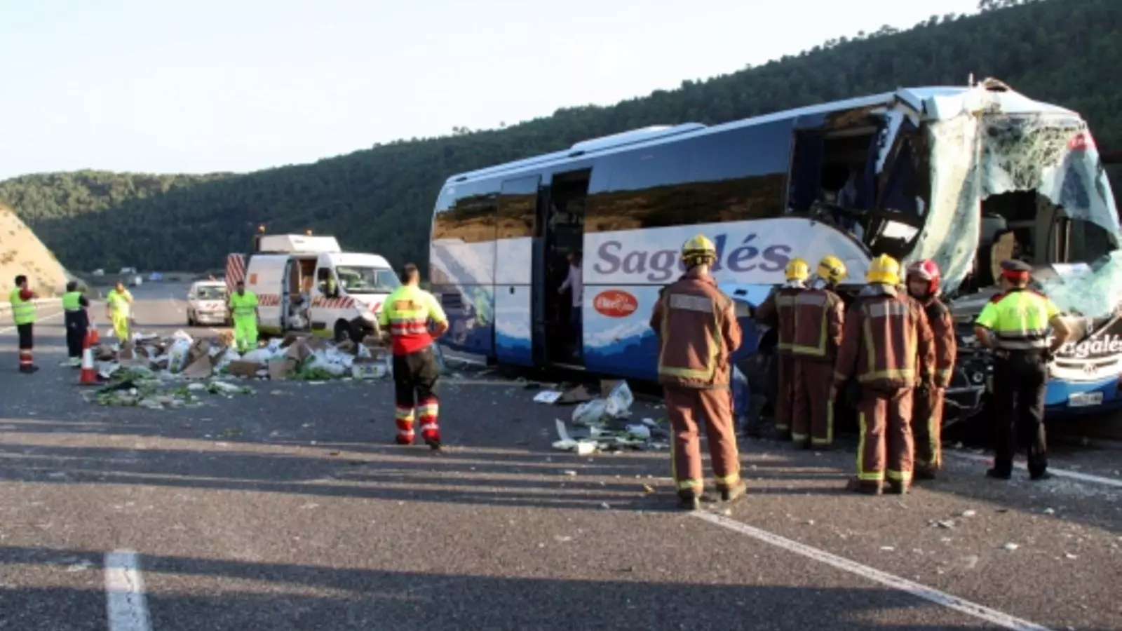 L'autocar que s'ha vist implicat a l'accident a Jorba. ACN