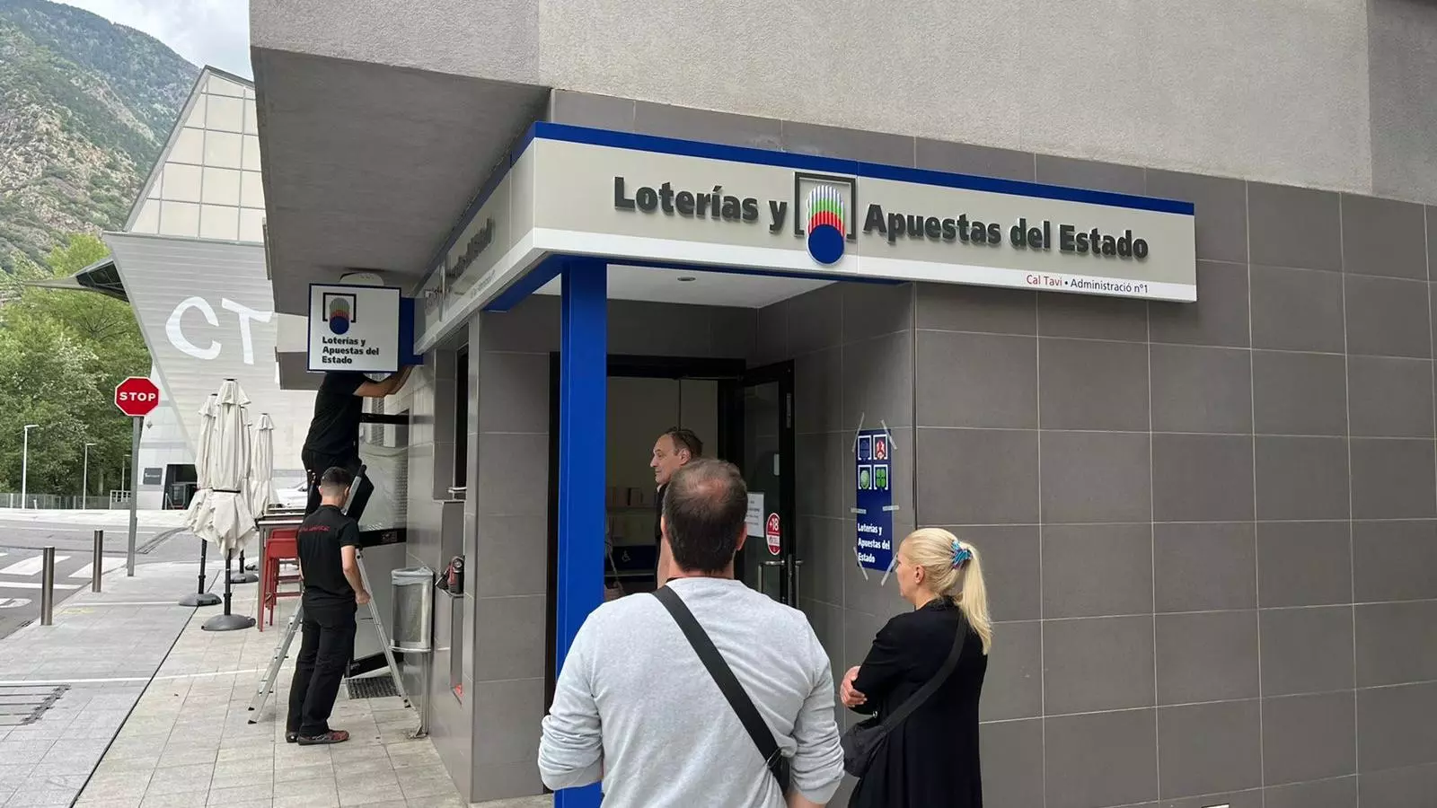El canvi de retolació a l'administració de loteria situada a Escaldes.