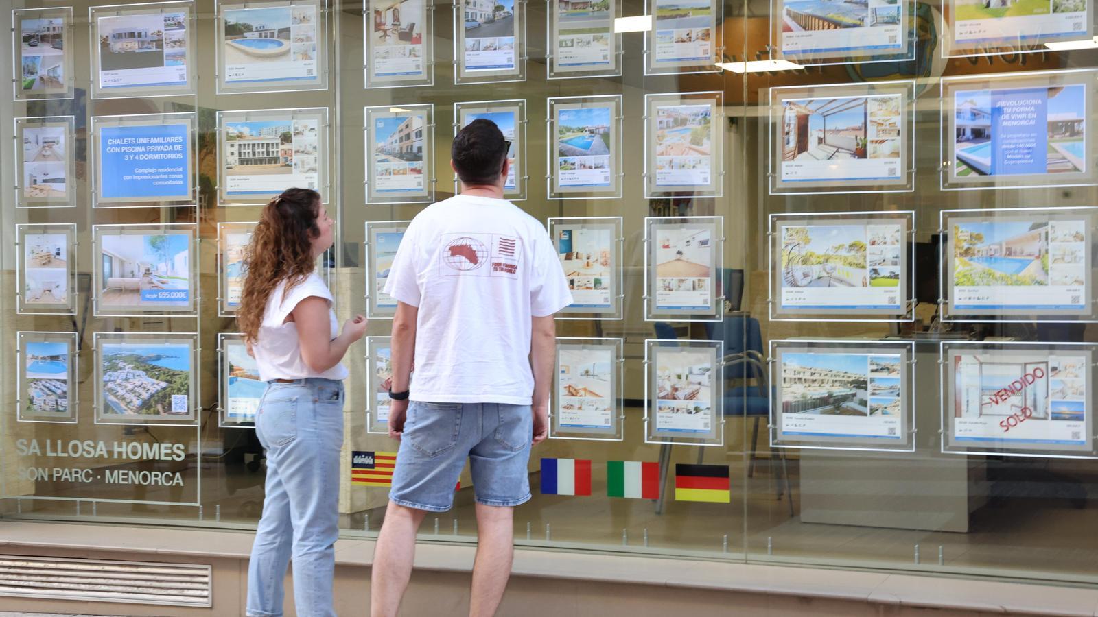 Ein junges Paar sucht ein Haus bei einer Immobilienagentur.