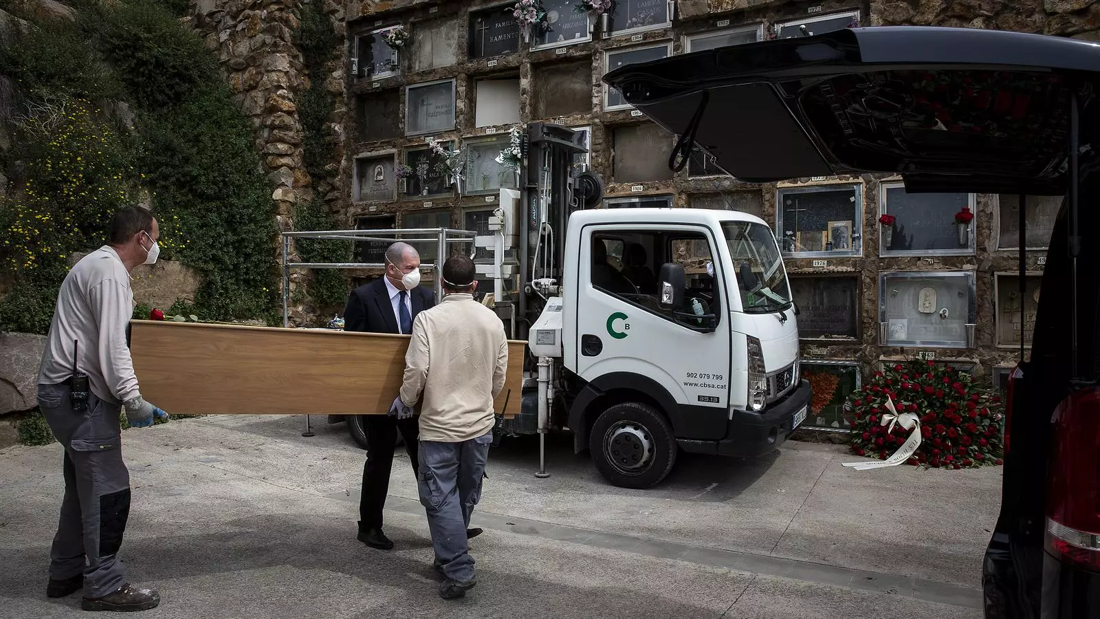 Un enterrament en solitari a causa de la pandèmia a l'abril del 2020
