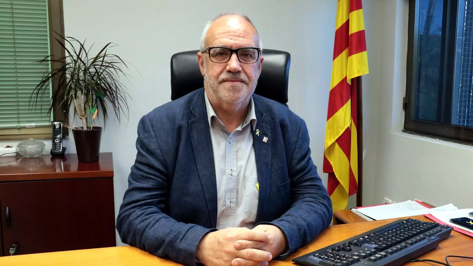 L'alcalde de Cervera, Joan Santacana, en el despatx de la Paeria.