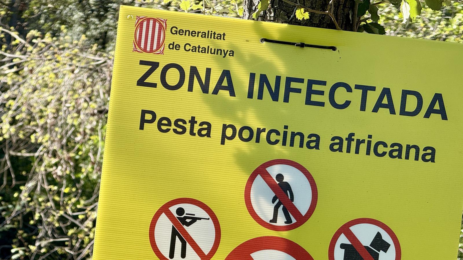 Un cartel informa del inicio de la zona infectada por la peste porcina africana