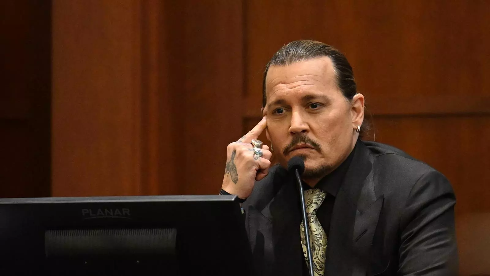 L'actor Johnny Depp durant la seva declaració davant del jutge pel cas de difamació contra la seva exdona, Amber Heard