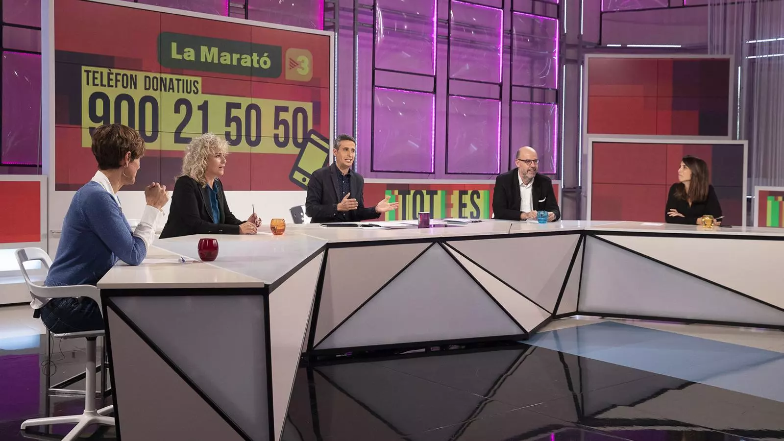 Raquel Sans, Mònica Terribas i Jordi Basté ahir amb Lluís Marquina a l’especial Tot es mou amb La Marató.