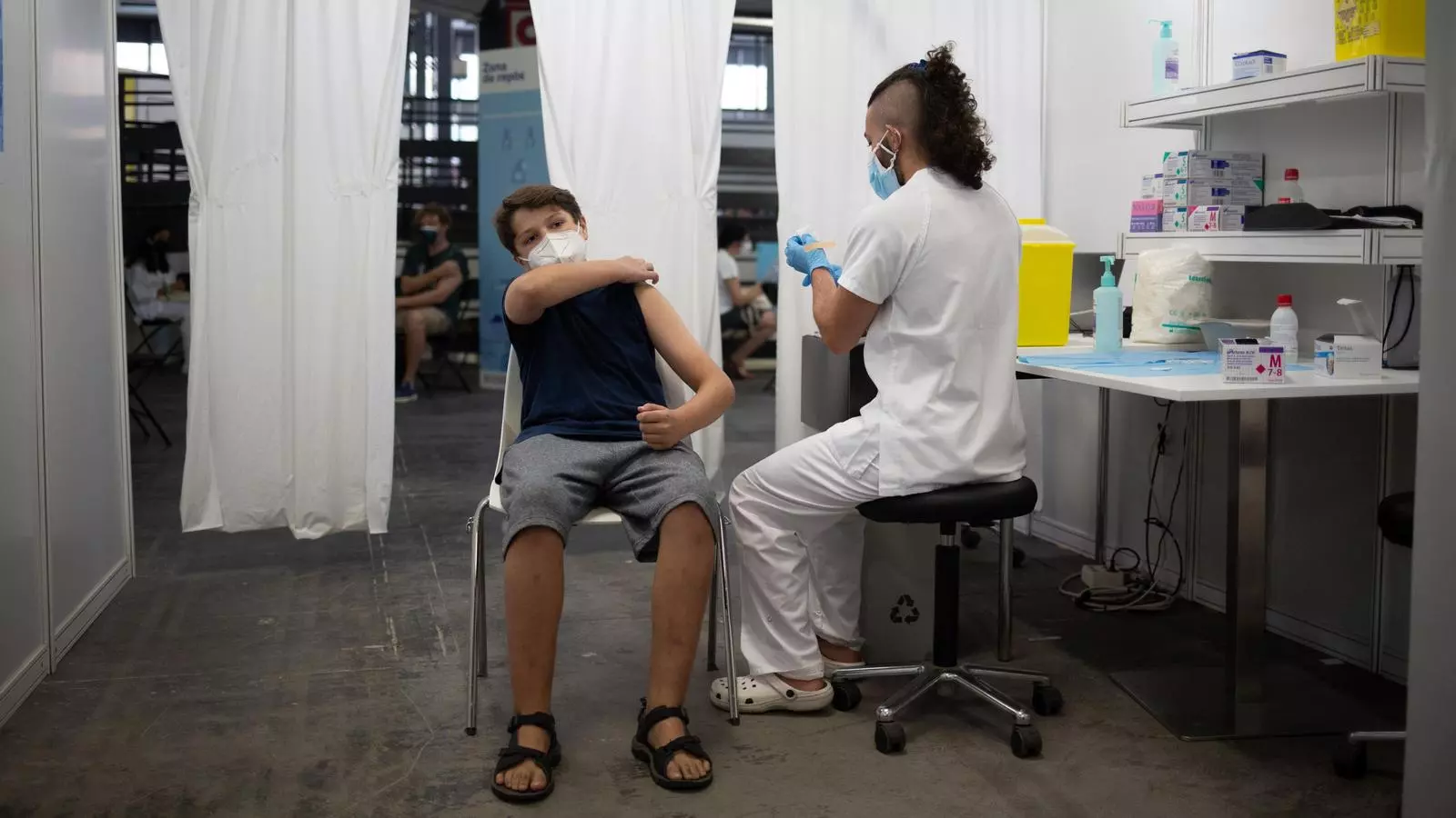 Un adolescent rebent la vacuna al centre de vacunació instal·lat a la Fira de Barcelona.