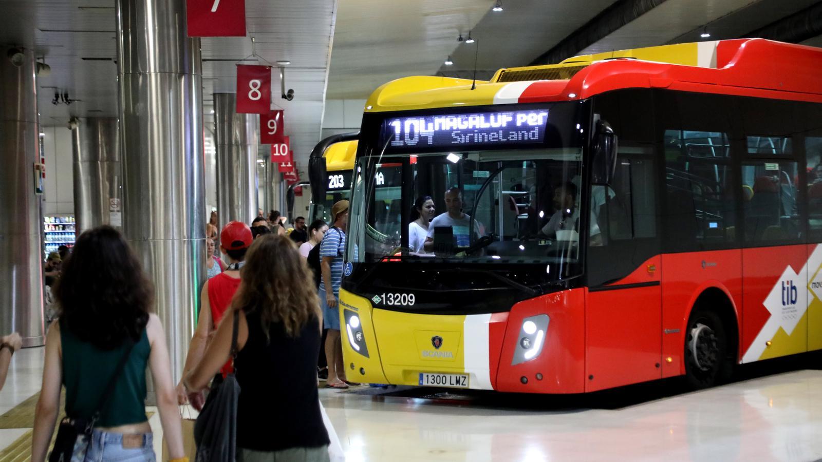 Autobuses del TIB en la Estación Intermodal de Palma.