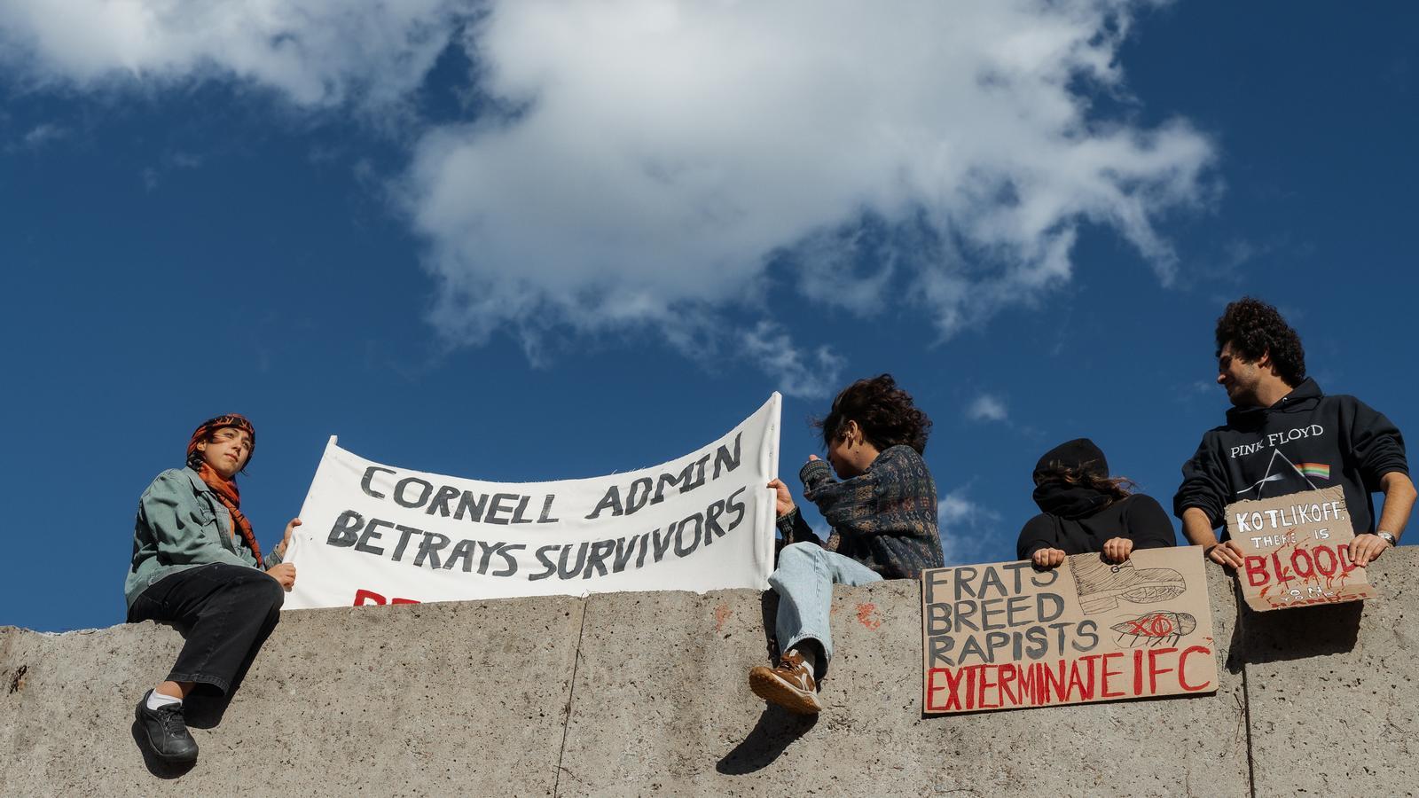 Students of Cornell University protest against the management that the university has made of the case of the gang rape of seven of its students against a classmate.