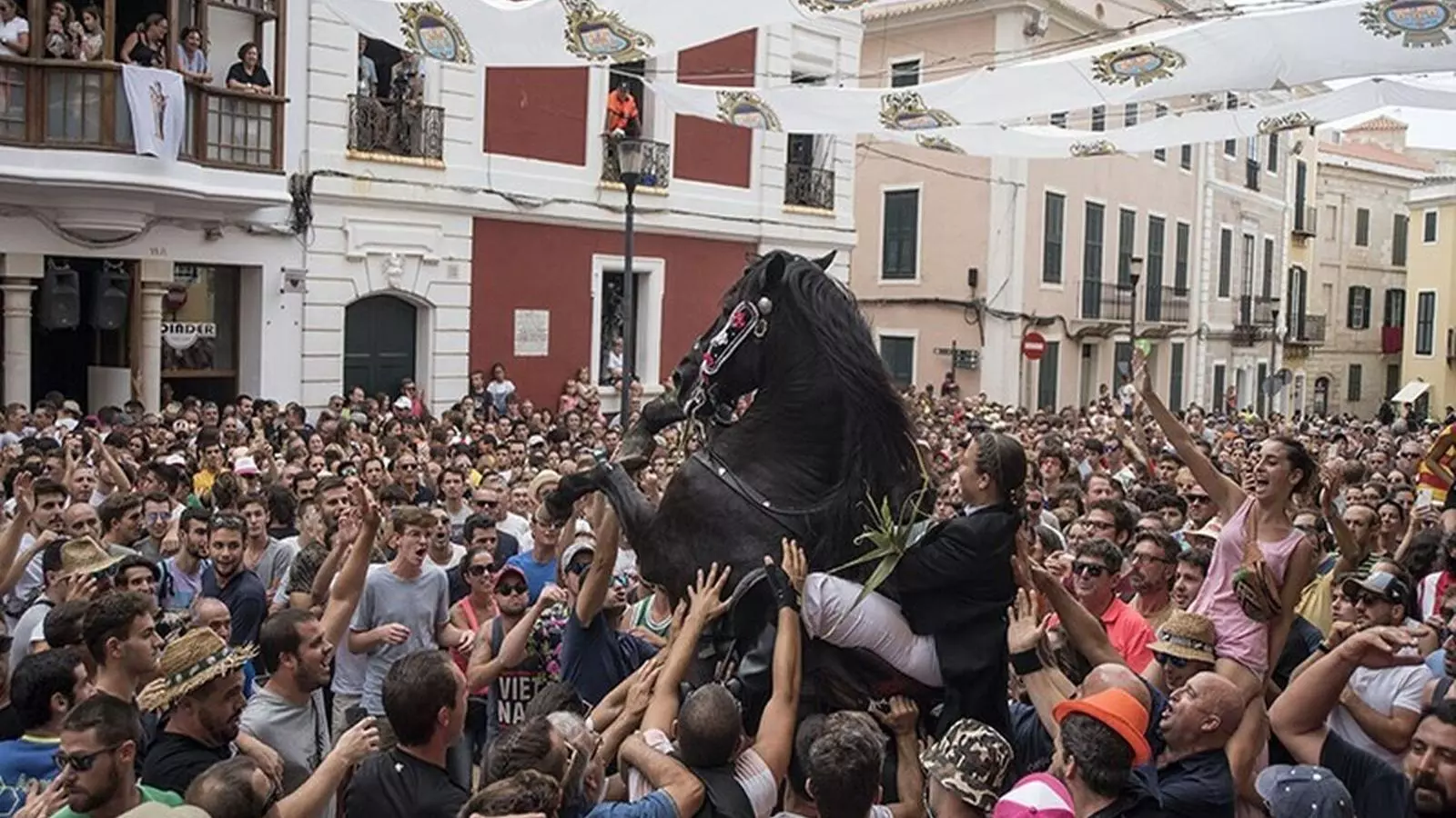 La plaça Constitució viurà unes festes atípiques després d'estar acostumada a omplir-se per a rebre la colcada.