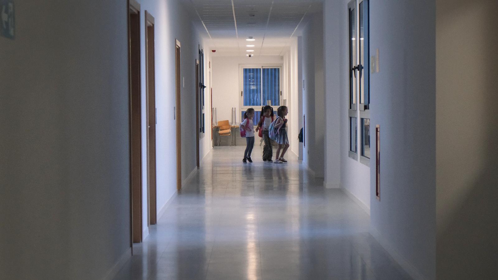 Schüler betreten an ihrem ersten Tag den Klassenraum