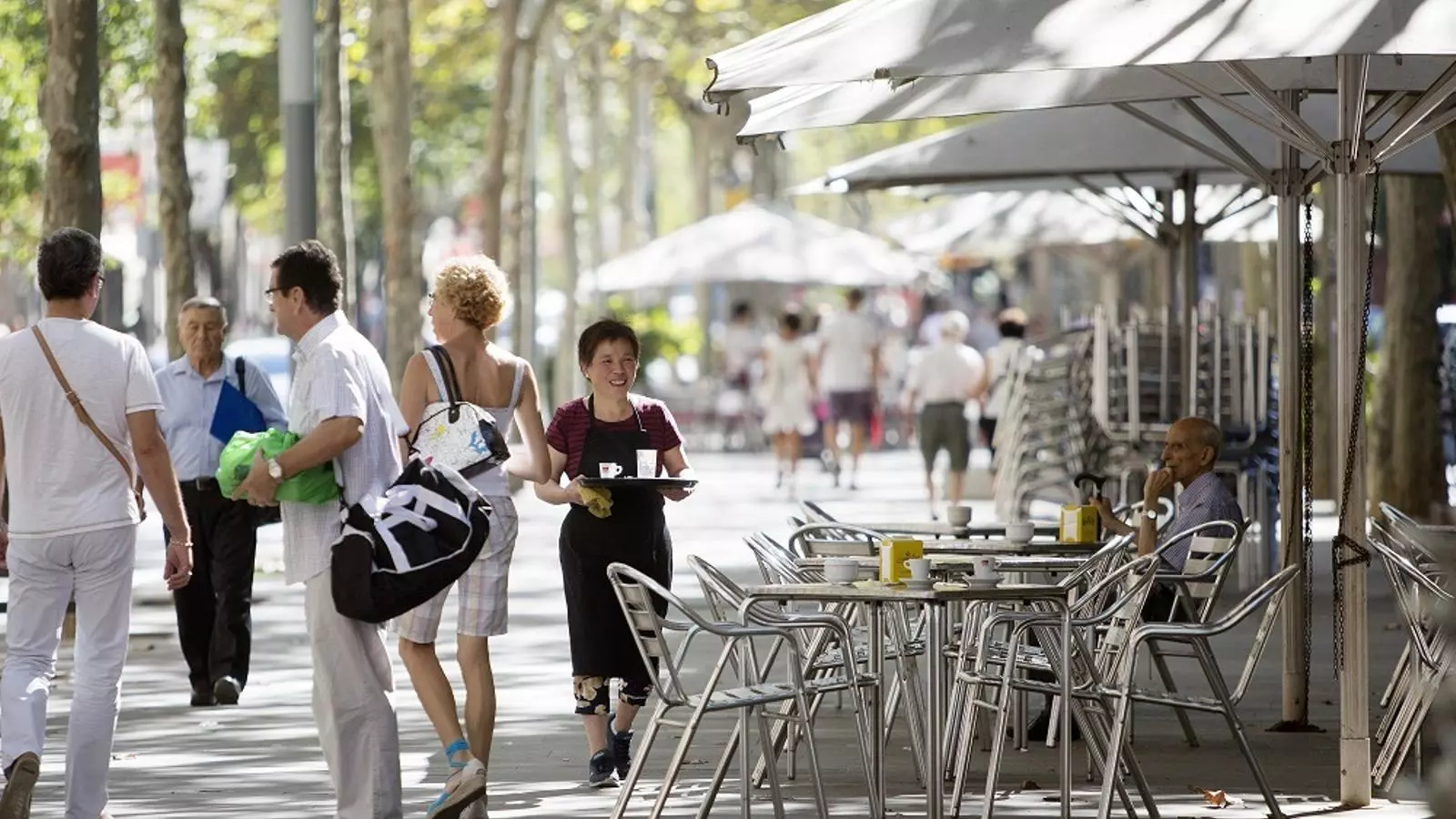 Una terrassa de bar a la Rambla de Fabra i Puig, a Barcelona.