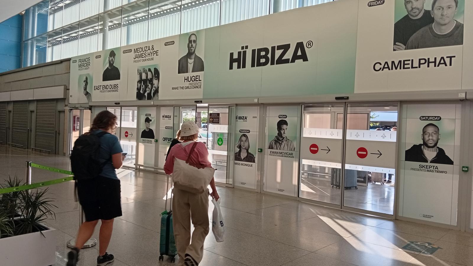 Publicitat d’una discoteca a l’àrea d’arribades de l’aeroport del Codolar.