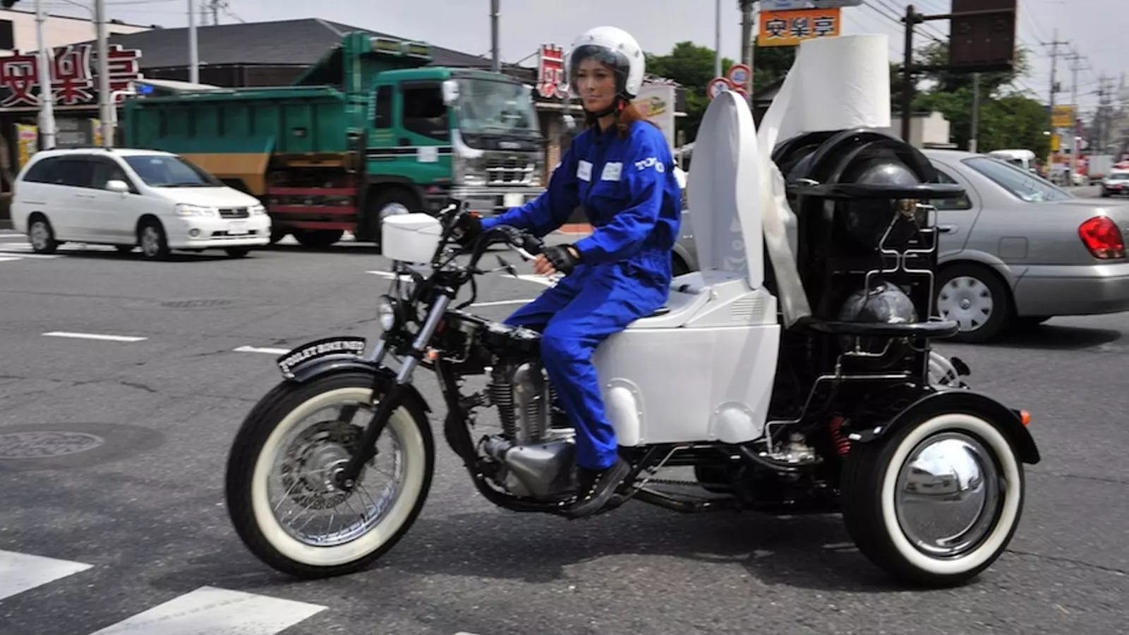 ARAIMA20120830_0137 Una model condueix la moto alimentada amb fems d'animals a Tòquio aquest dimecres, durant la presentació del vehicle. / YOSHIKAZU TSUNO / AFP