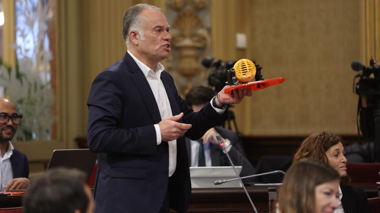 El diputat del PSIB Llorenç Pou amb el bingo de joguina que va dur al Parlament dimarts.