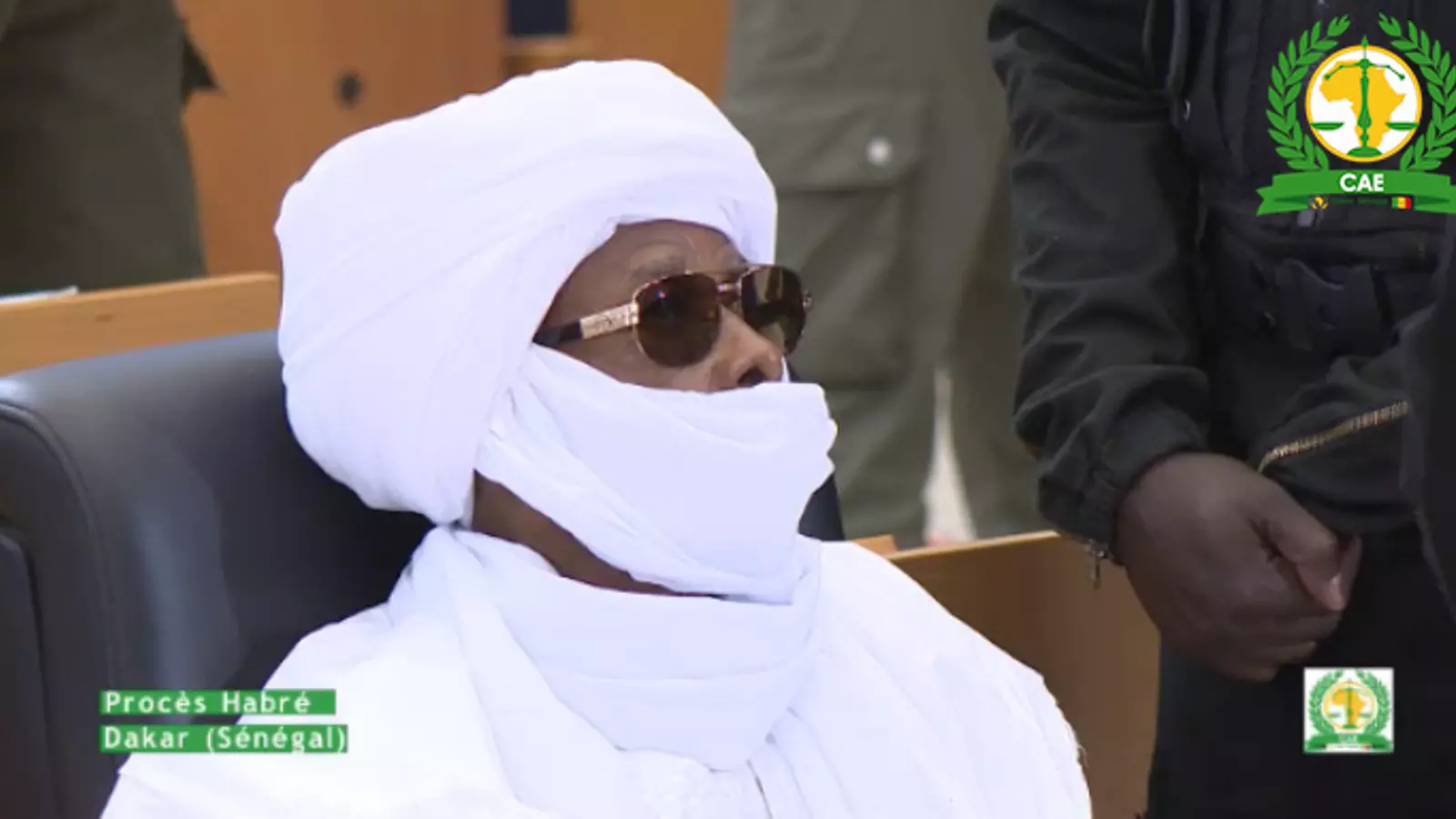 L'exdictador del Txad escolta el veredicte que l'ha condemnat a cadena perpètua, al Palau de Justícia de Dakar.