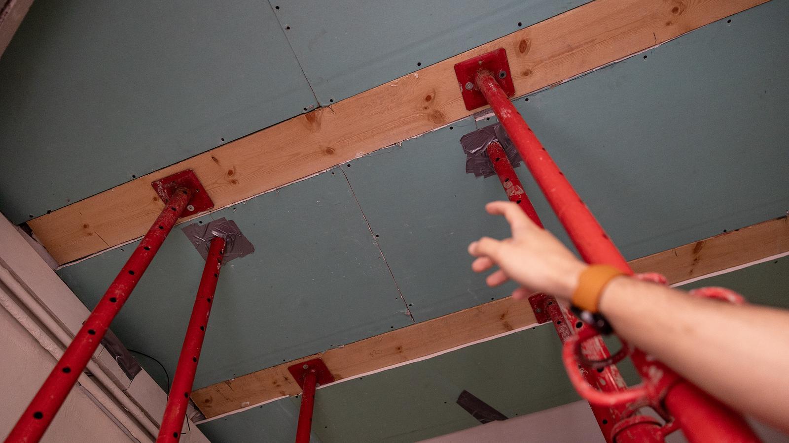 Propping up to prevent the collapse of the dwelling
