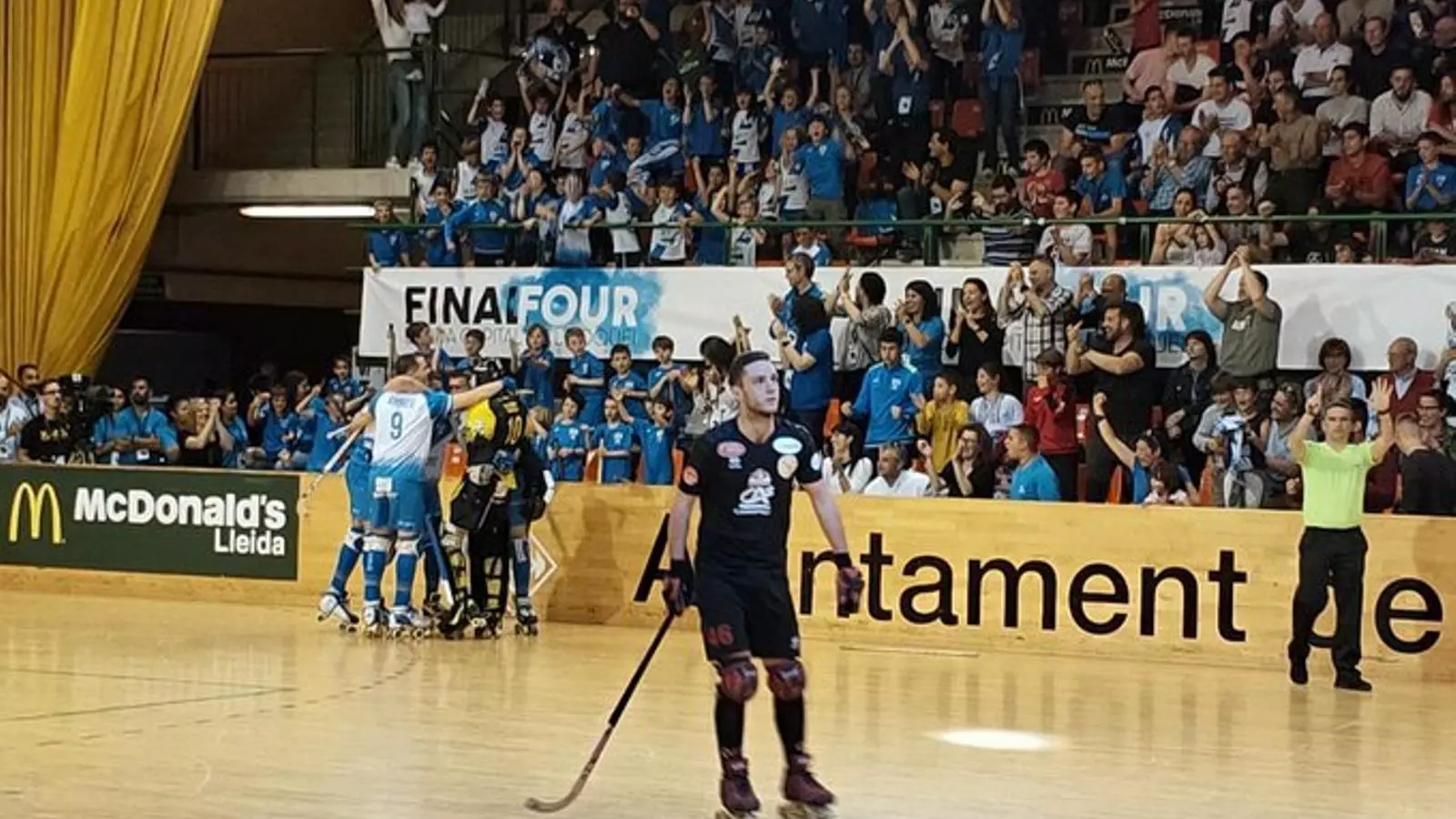 Els jugadors del Lleida Llista Blava celebrant el gol de Di Benedetto davant l'eufòria del públic lleidetà