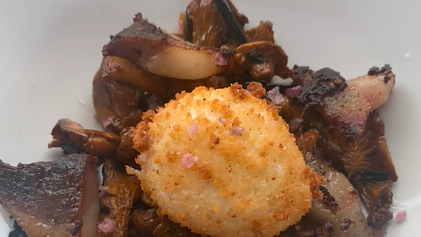 Bolets amb cansalada i ou arrebossat, un dels plats de tardor del Brichs de Falset