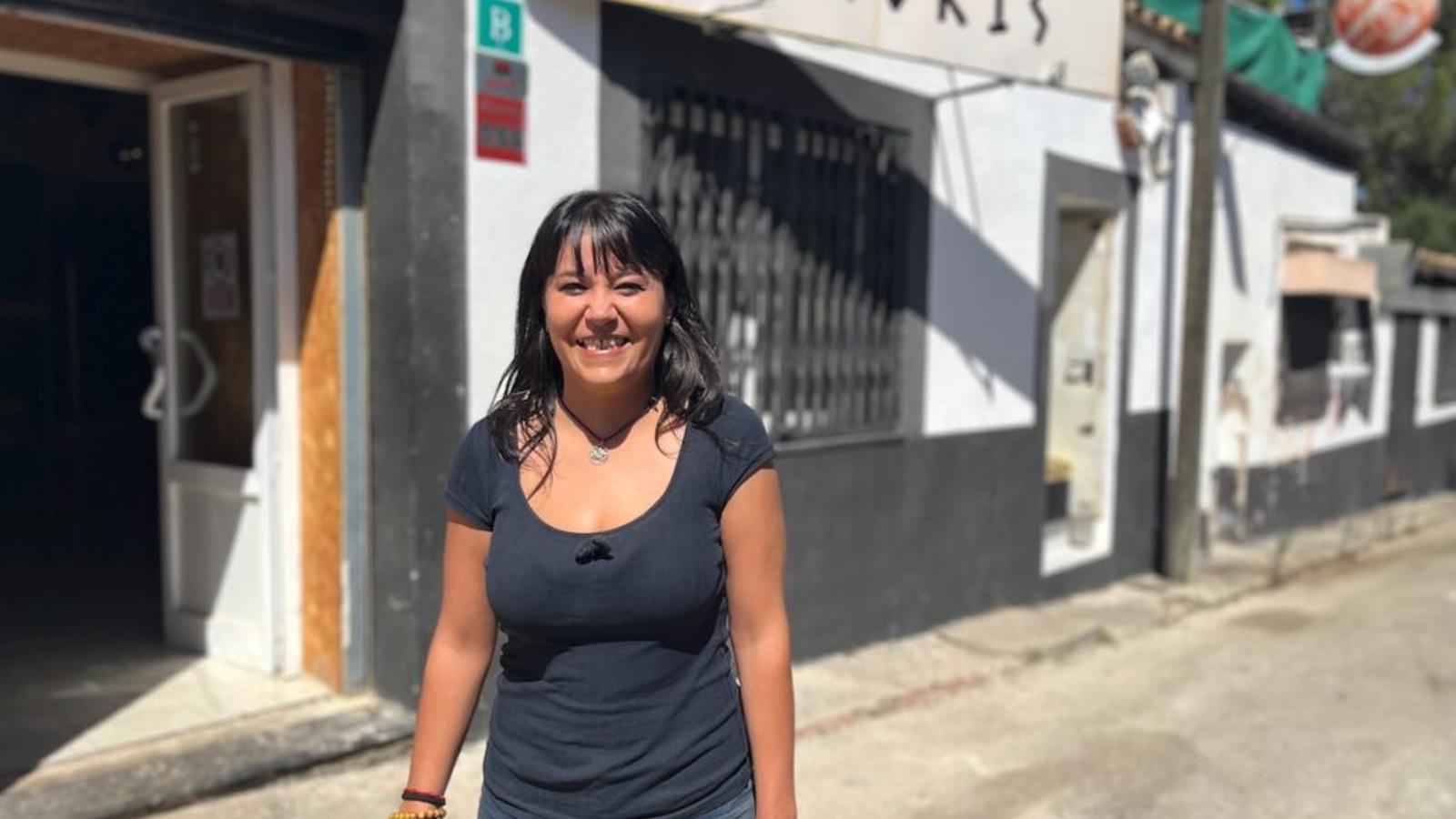 Tania Company Tur frente al bar Makoki's de Portocristo, establecimiento que gestiona desde hace ocho meses