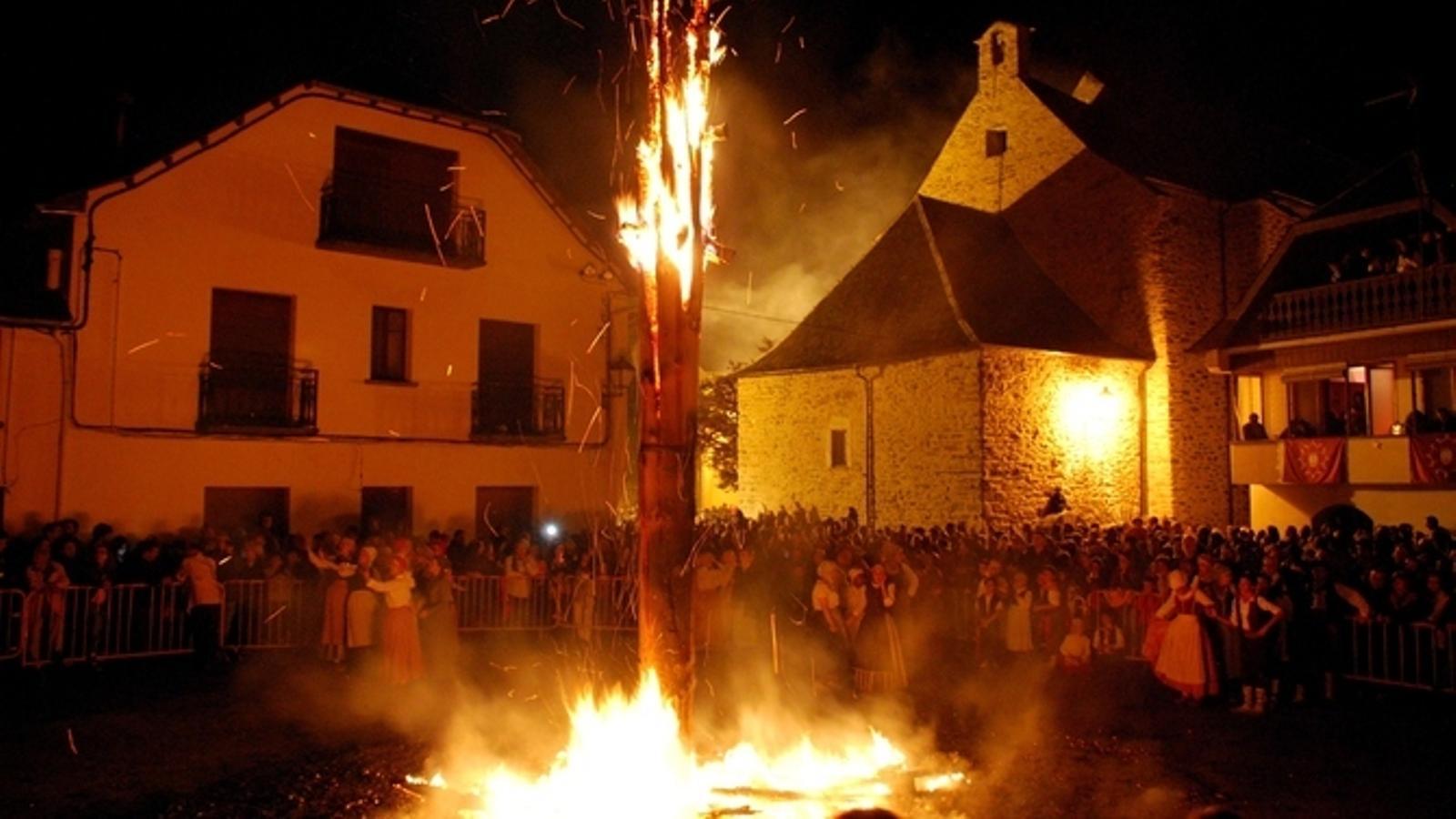 La crema de les falles d'Eth Haro durant la nit de Sant Joan a la Vall d'Aran / ACN