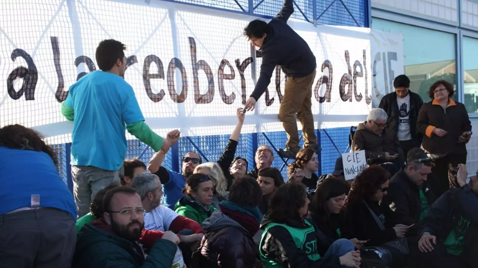 Una vintena de persones s'encadenen davant del CIE perquè no es reobri