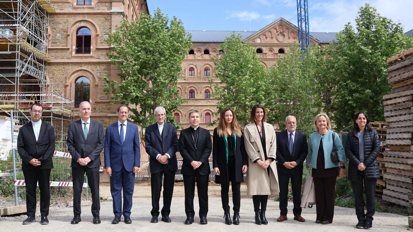 Les autoritats assistents a la visita d’obres del futur centre de salut mental Sant Lluís, a La Seu d'Urgell.