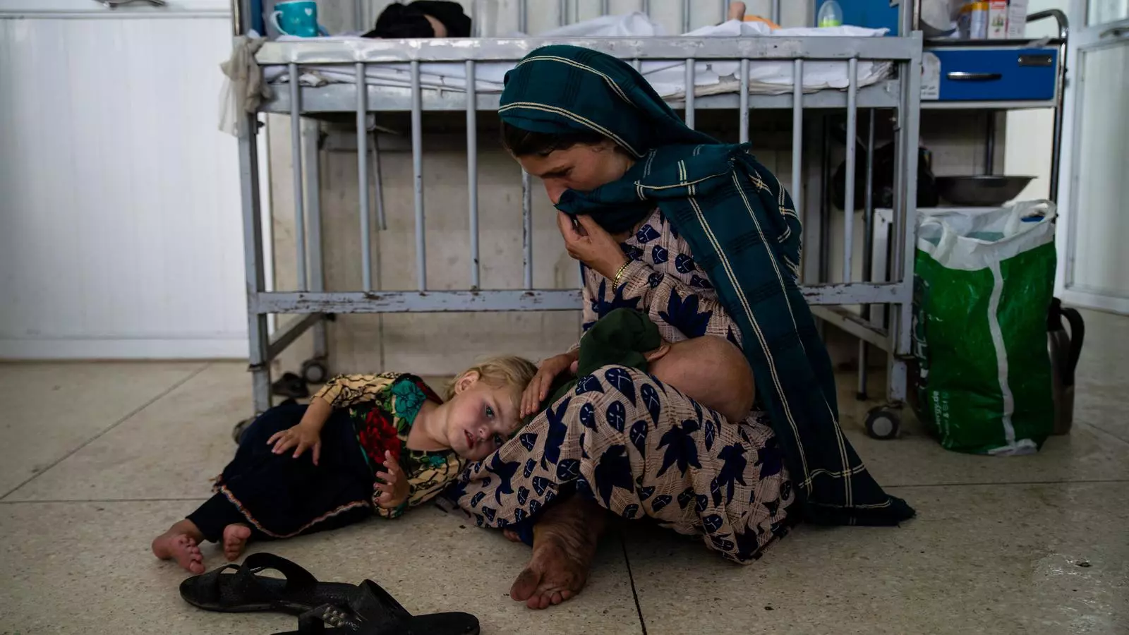 Un niño recibiendo un tratamiento contra la desnutrición en el hospital indira Gandhi de Kabul.