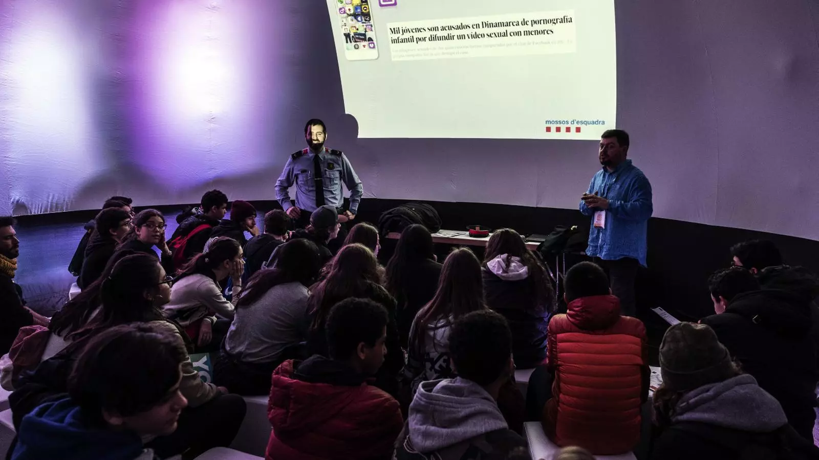 La trentena de joves que van assistir a la xerrada de Ciberseguretat i ciberassetja-ment feta per un caporal dels Mossos i un advocat al Youth Mobile Festival de l’Hospitalet.