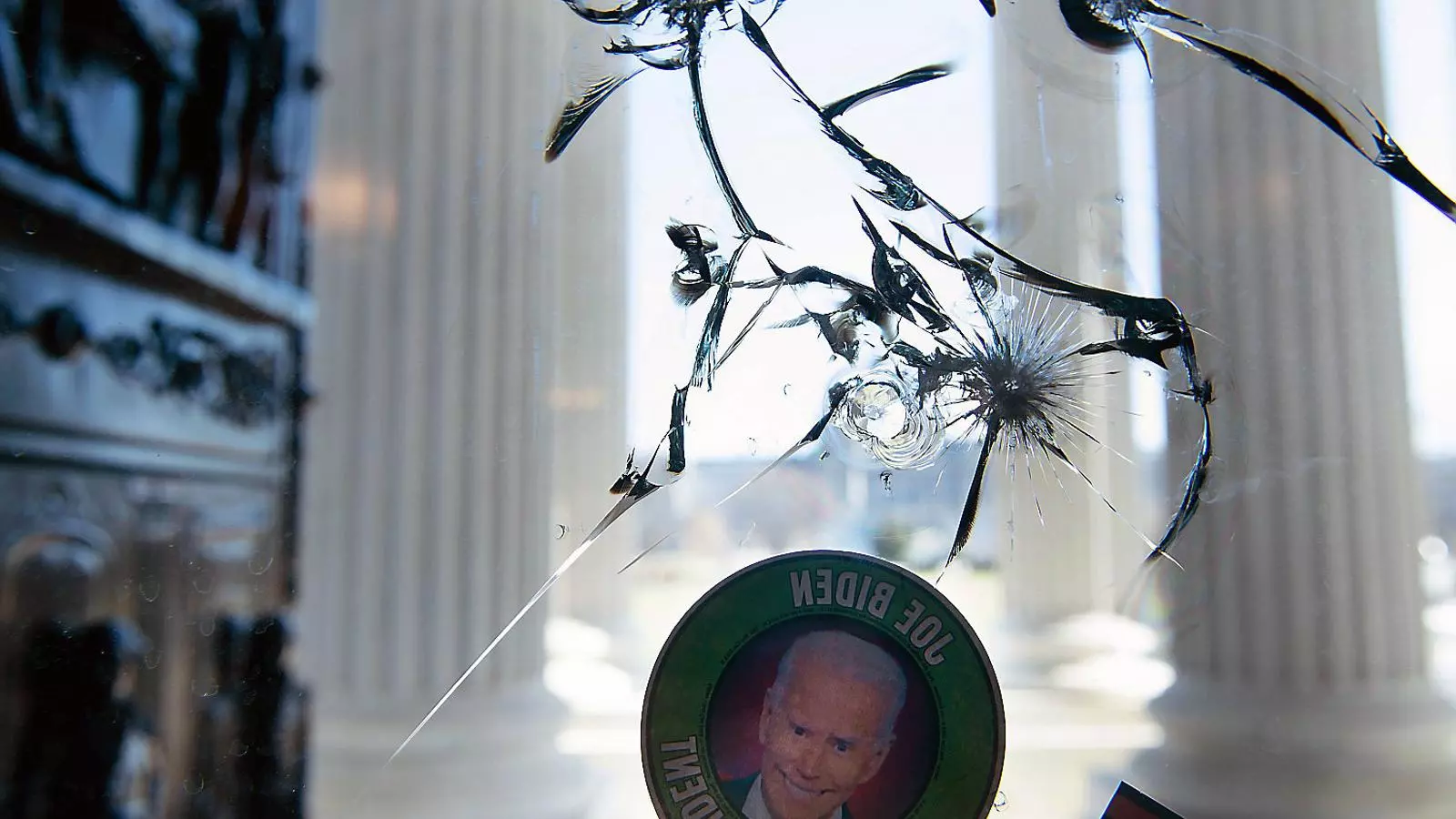 Un adhesiu que diu “Joe Biden no és el meu president” en un dels vidres trencats de l’edifici del Capitoli.