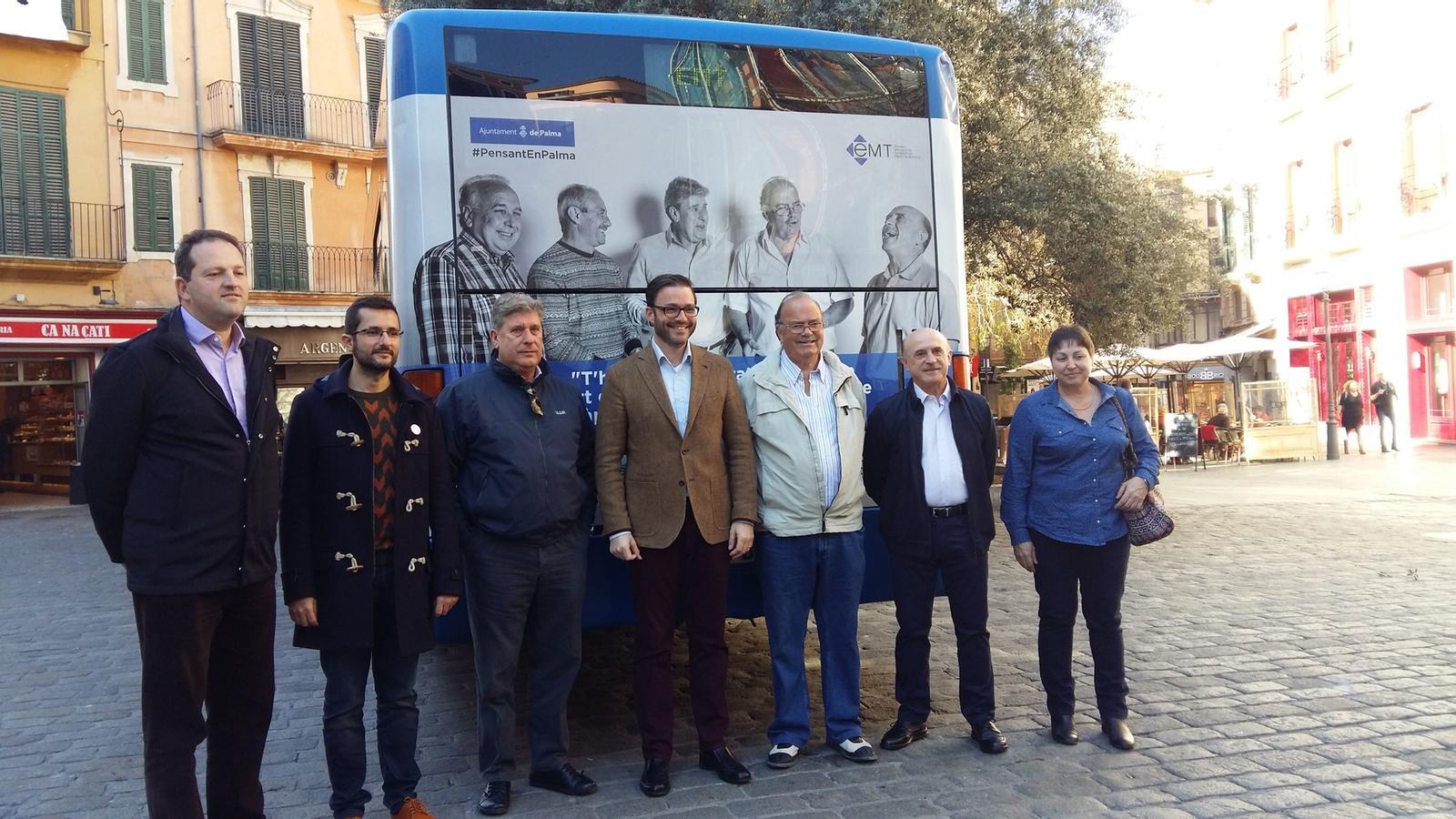 Presentació a Cort de la nova campanya de l'EMT. El gerent de l’EMT, Mateu Marcús; el regidor de Mobilitat, Joan Ferrer; el xòfer jubilat Miquel Bestard; el batle Jose Hila; els xofers jubilats Manuel Rivas i Joan Torrens; i la presidenta del comitè d’empresa, Isabel Serra.