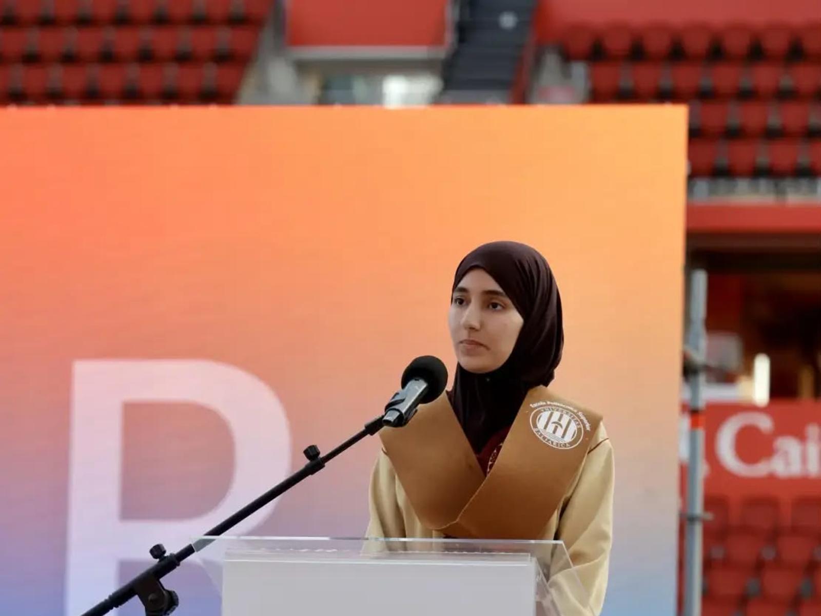 Khaoula Ikkene a l'acte de graduació.