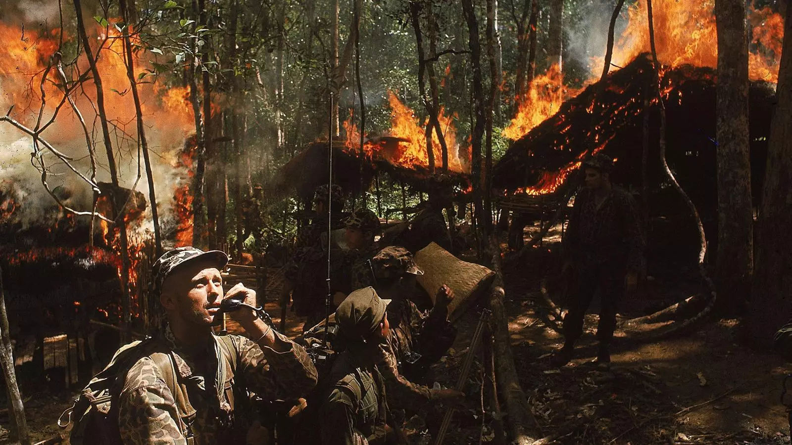 Soldats nord-americans en un campament cremat al Vietnam.