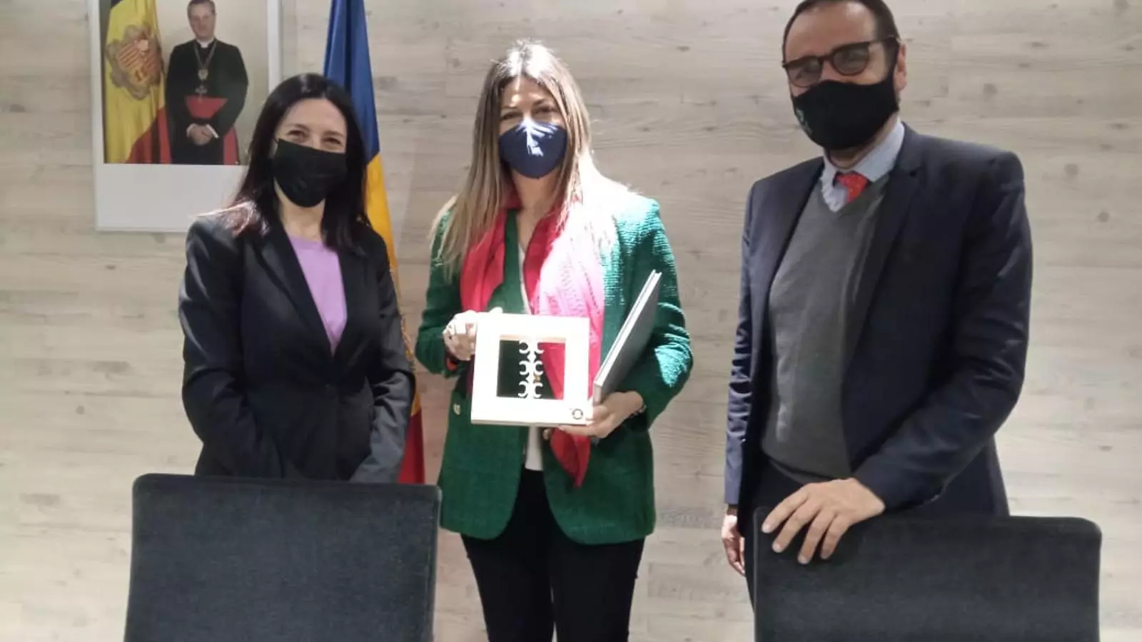 La viceministra de Turisme de Grècia, Sofia Zacharaki, amb la cònsol menor, Eva Choy, i del consell de Turisme, Esports i Dinamització de la parròquia, Jordi Serracanta, en la visita al comú.