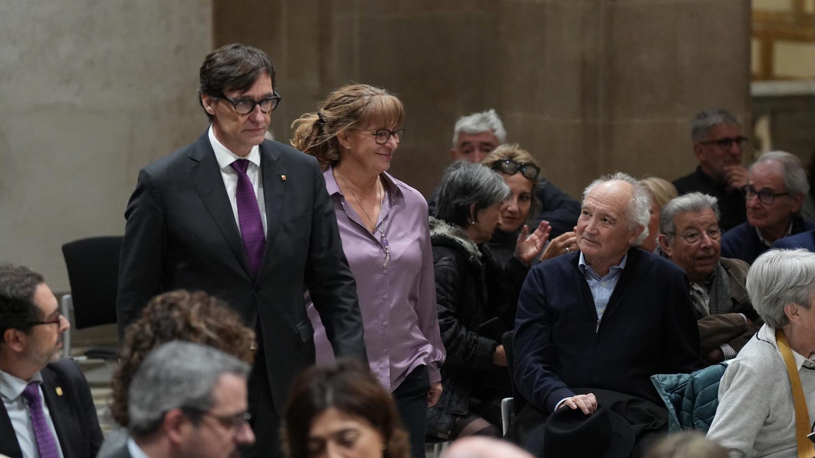 El presidente de la Generalitat, Salvador Illa, y la hija de Ernest Lluch, Eulàlia Lluch, en el acto de homenaje al Palau de la Generalitat