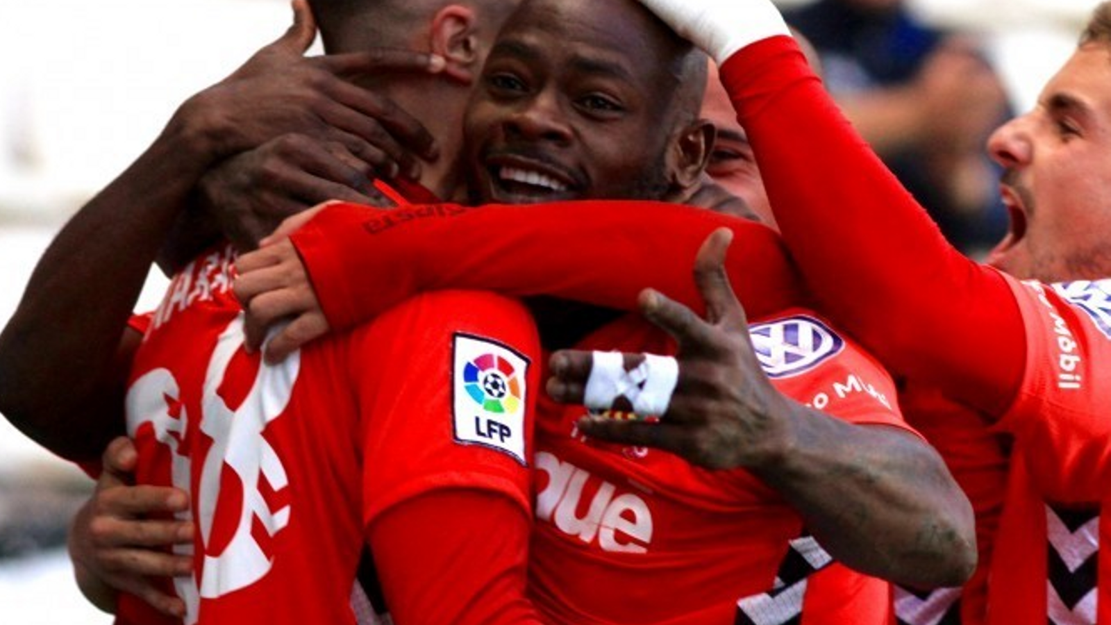 Els jugadors granes celebren el gol d'Achille Emaná