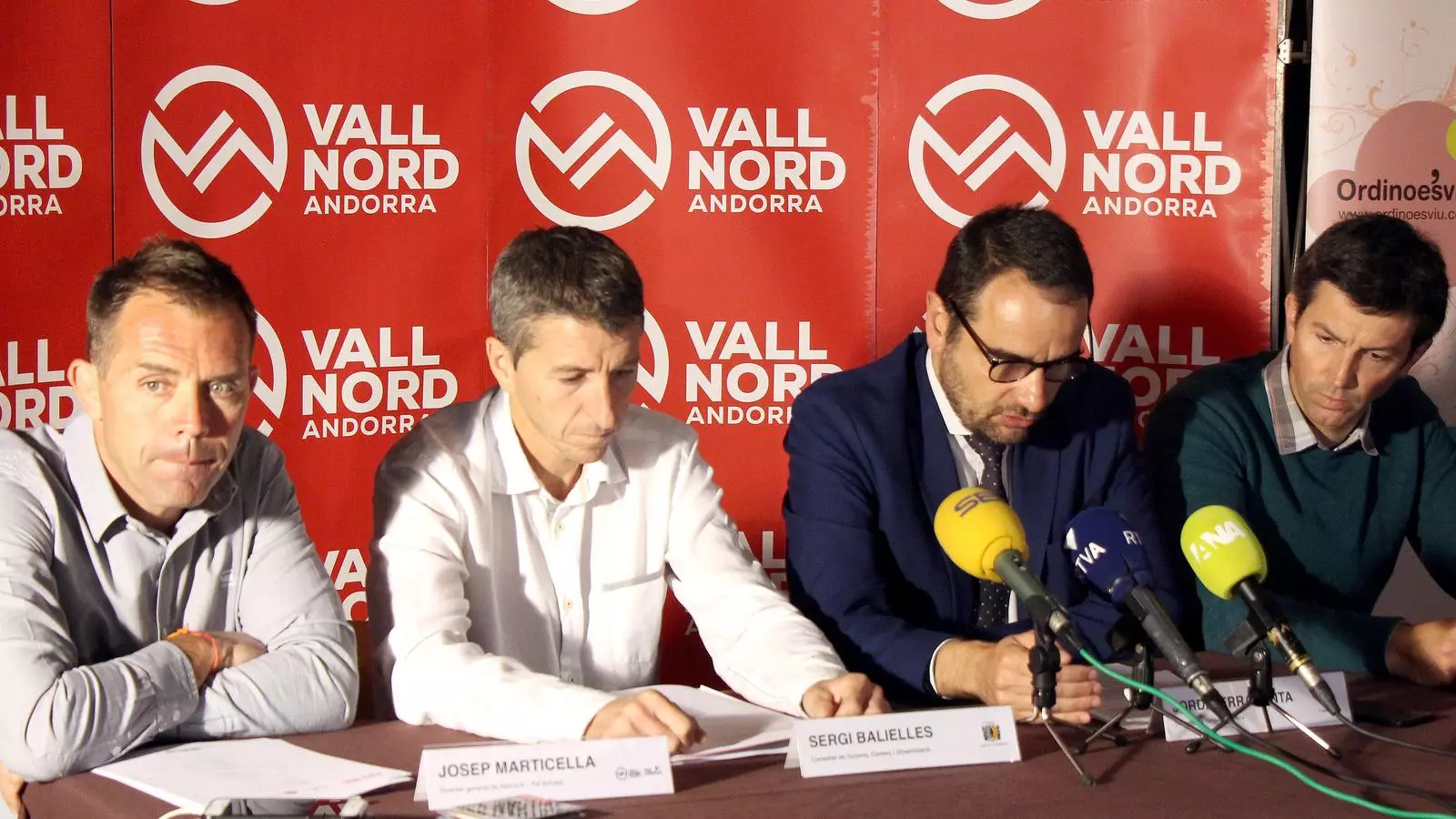El director general de Vallnord-Pal Arinsal, Josep Marticella; el conseller de Turisme, Comerç i Dinamització del comú de la Massana, Sergi Balielles; el conseller de Turisme i Esports del comú d'Ordino, Jordi Serracanta, i el director general de Vallnord-Ordino Arcalís, Xabier Ajona, a principis de juny durant la presentació de les activitats d'estiu a Vallnord. / C.G. (ANA)