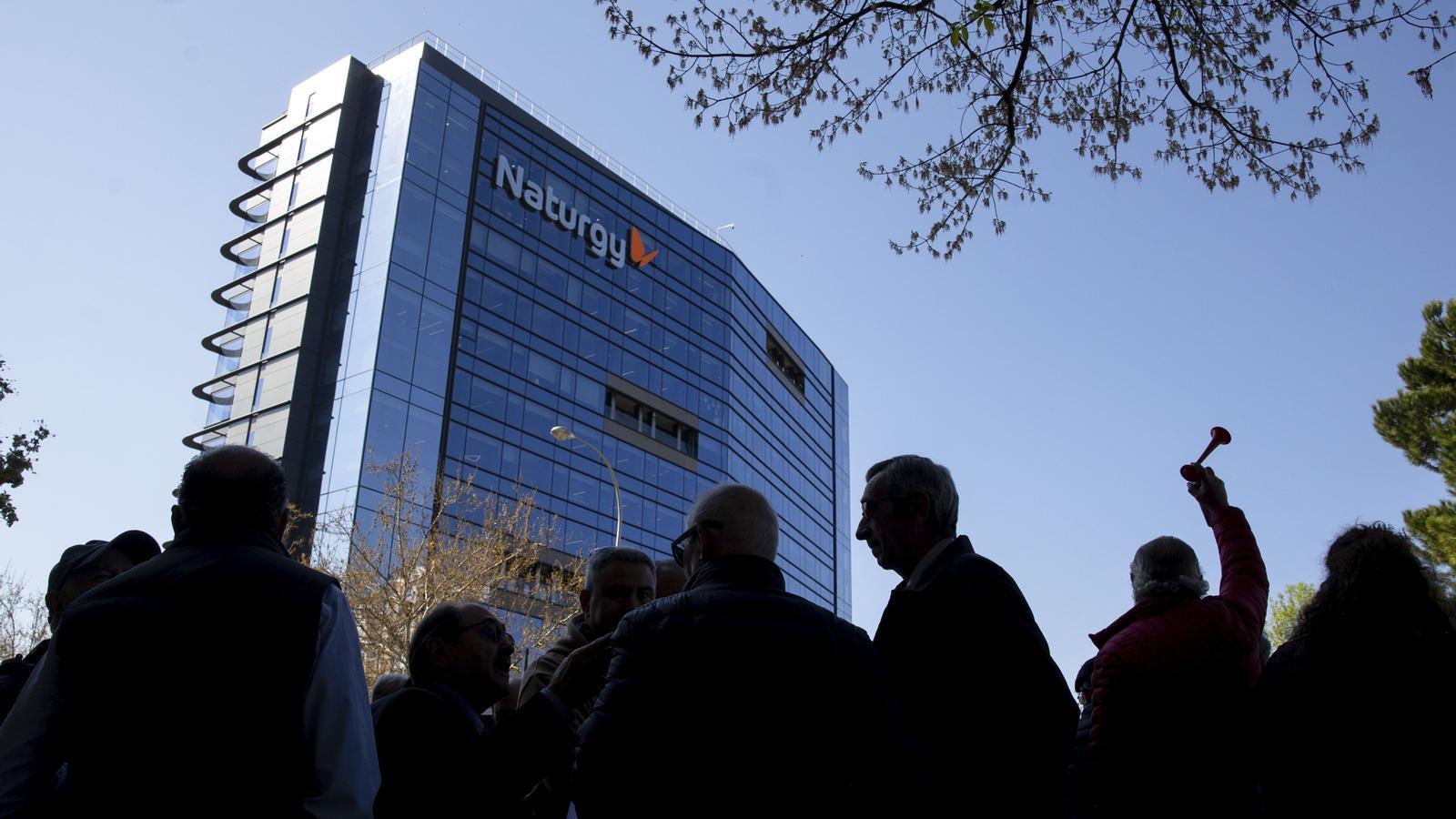 Concentracióde protesta de pensionistes i personal vinculat a Naturgy davant la seu de la companyia amb motiu de la junta d'accionistes