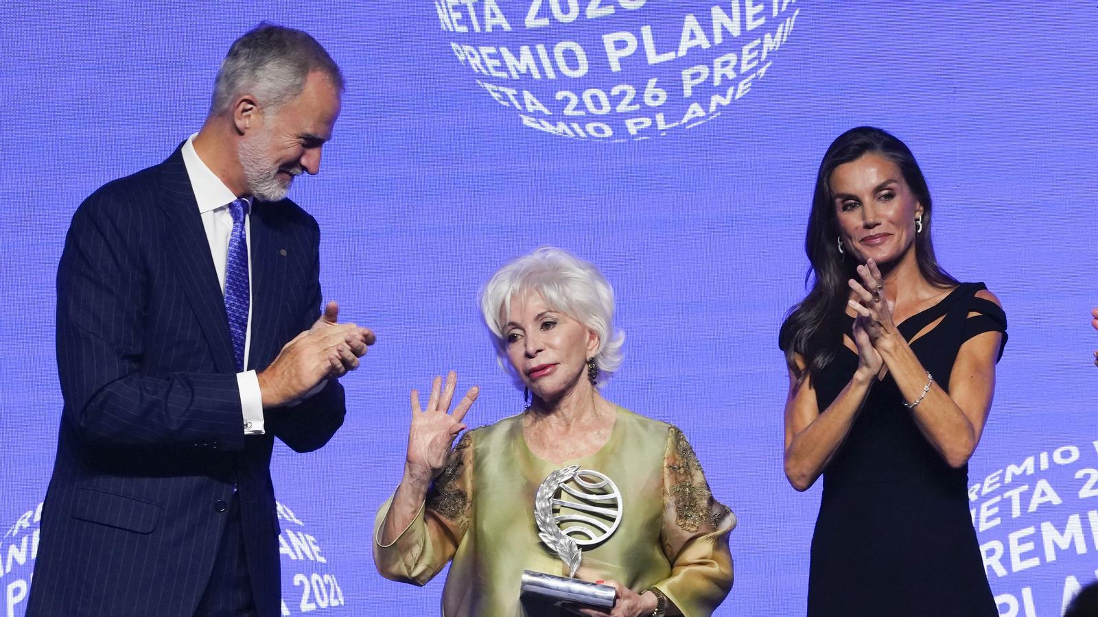 De izquierda a derecha, el rey Felipe VI, la escritora Isabel Allende y la reina Letizia, durante el Premio Planeta en Barcelona.
