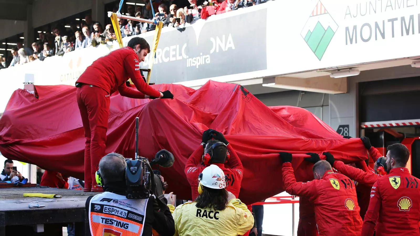 Mecànics de Ferrari amb el monoplaça de Vettel