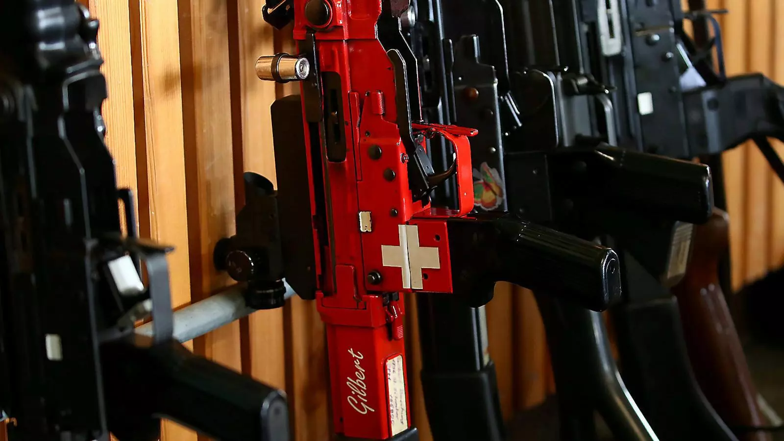 Un rifle amb una bandera suïssa en una armeria.