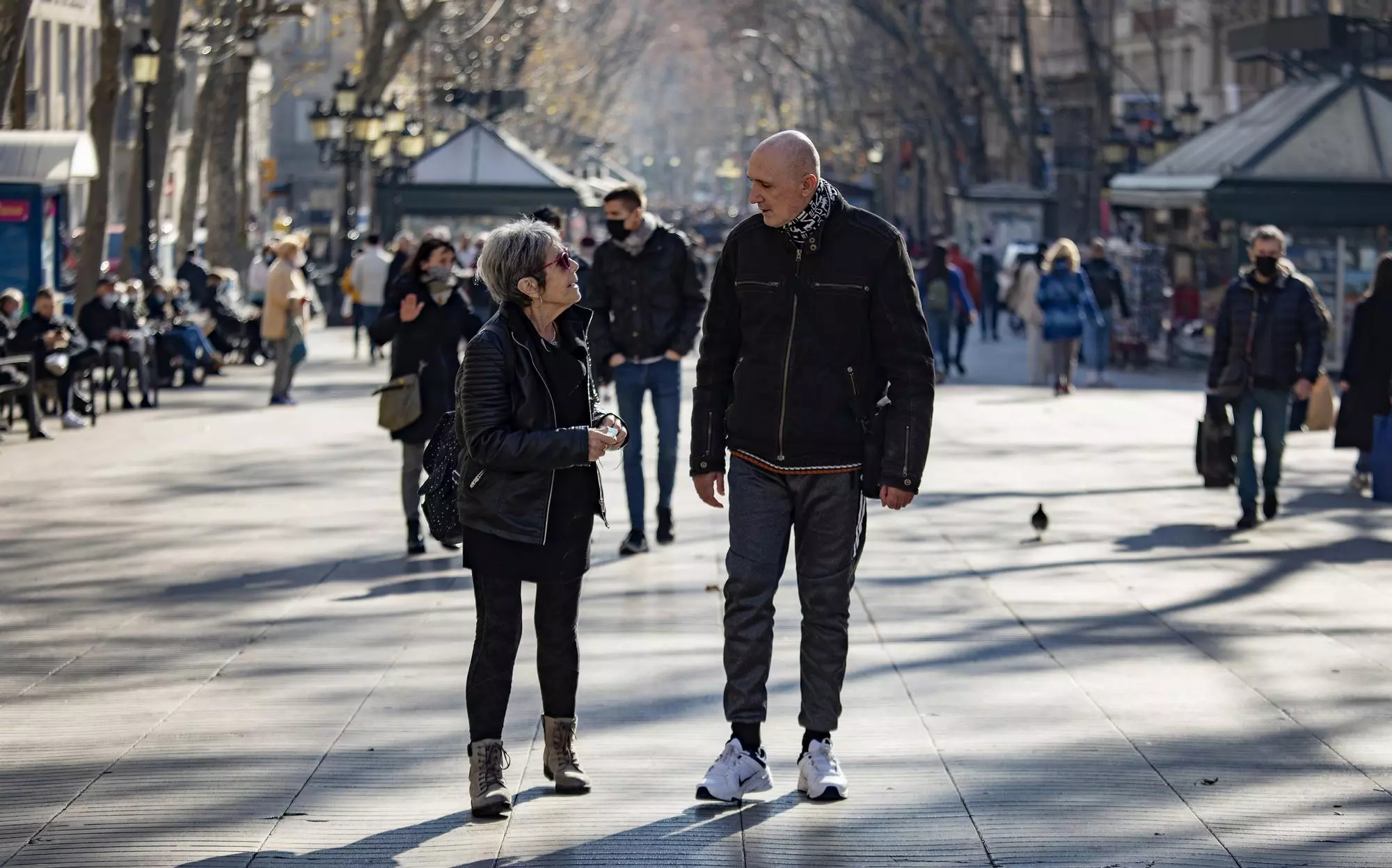 Roser Garcia i Mario Casterás caminant per les Rambles.