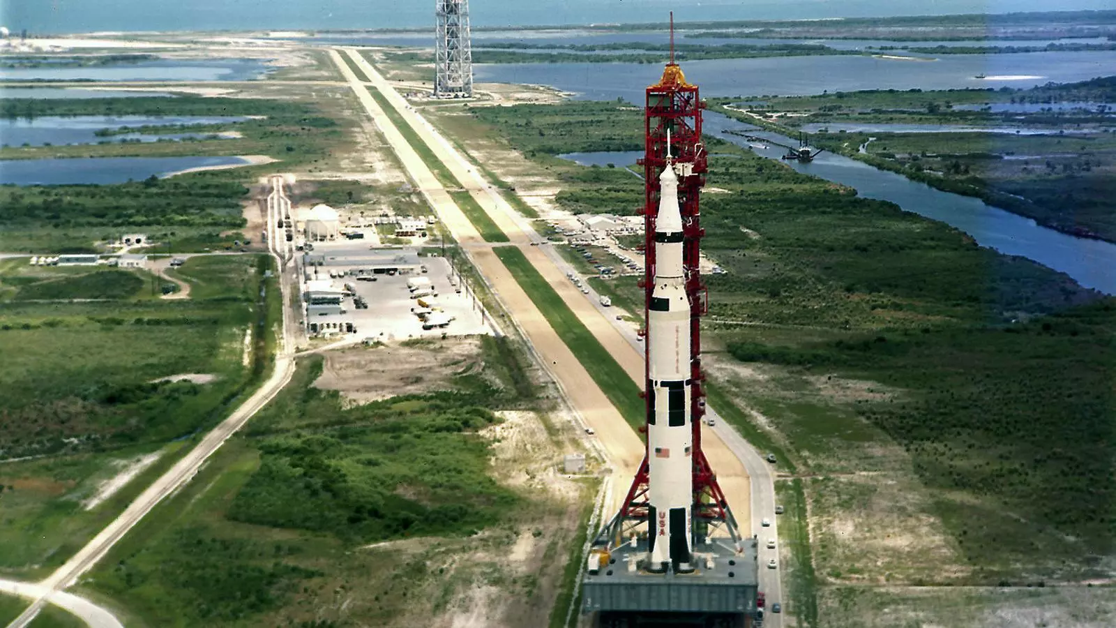 El coet Saturn V i l’Apol·lo 11 a l’eruga mòbil que el porta a la plataforma de llançament a Cap Canaveral el 17 de maig del 1969.