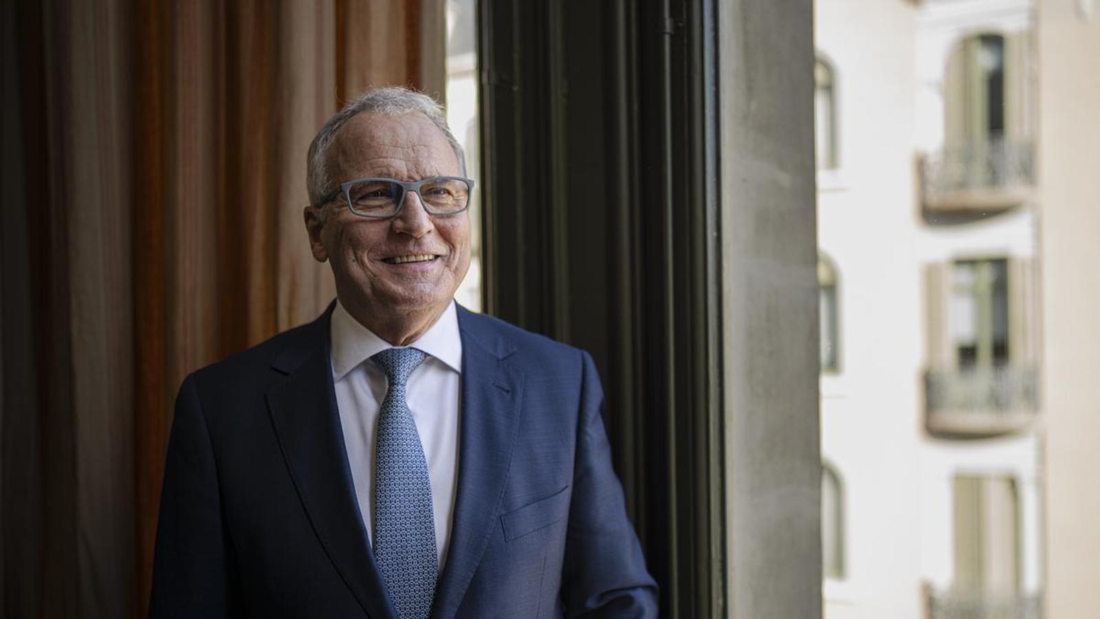 Retrato a Josep Bou en el club social y empresarial Círculo Ecuestre, en Barcelona